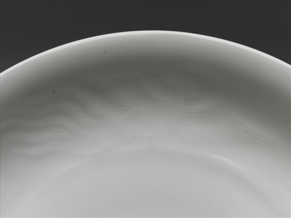 甜白釉雲鳳紋盤