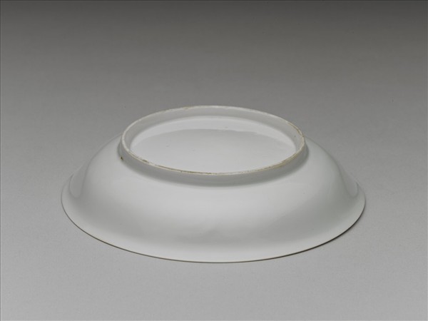 甜白釉雲鳳紋盤