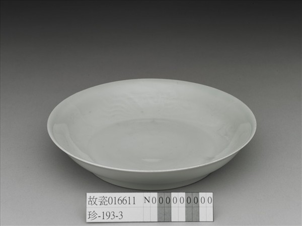 甜白釉雲鳳紋盤