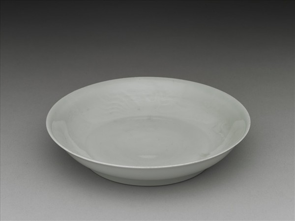 甜白釉雲鳳紋盤