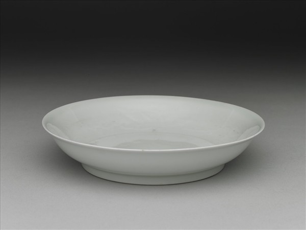 甜白釉雲鳳紋盤