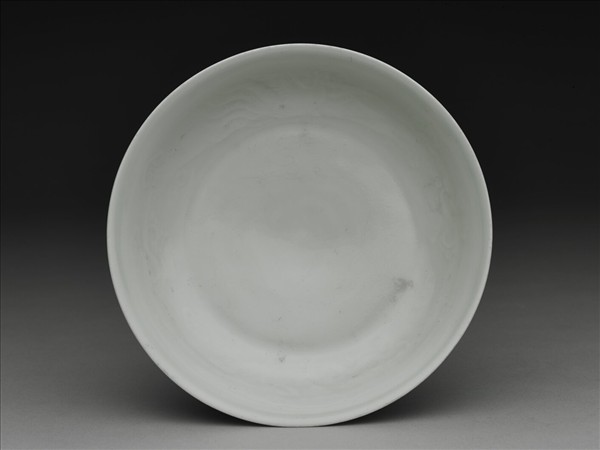 甜白釉雲鳳紋盤