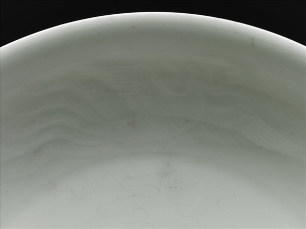 甜白釉雲鳳紋盤