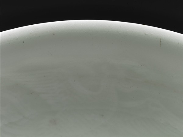 甜白釉雲鳳紋盤