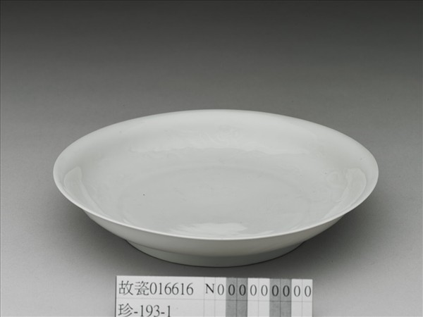 甜白釉雲鳳紋盤