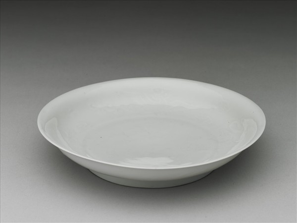 甜白釉雲鳳紋盤