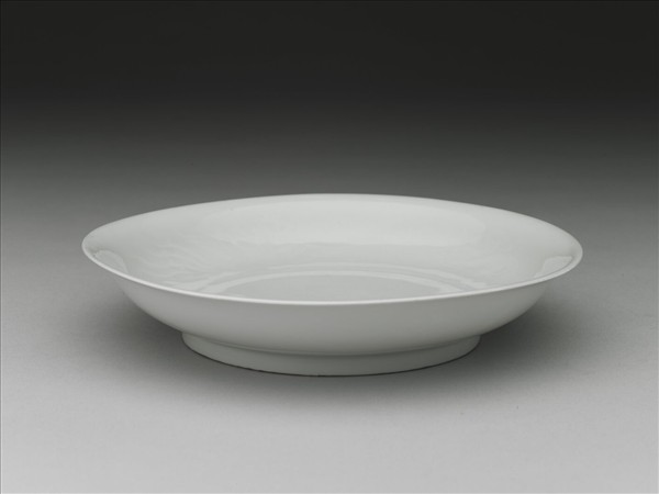 甜白釉雲鳳紋盤