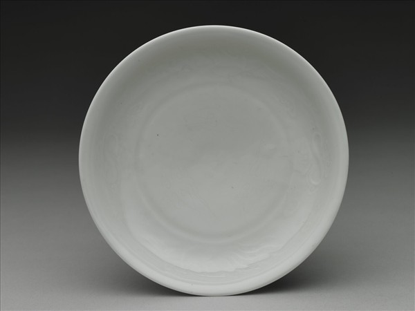 甜白釉雲鳳紋盤