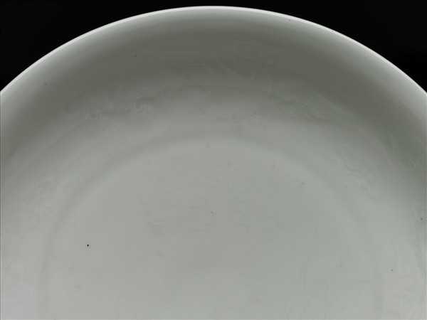 甜白釉雲鳳紋盤