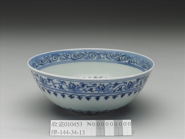 青花幾何花卉紋碗