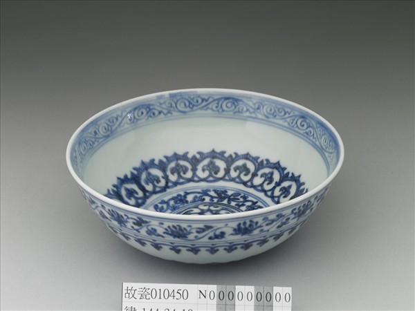 青花幾何花卉紋碗