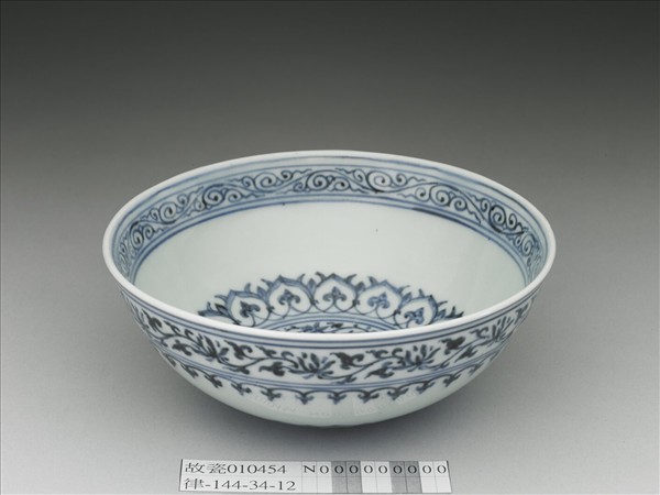 青花幾何花卉紋碗