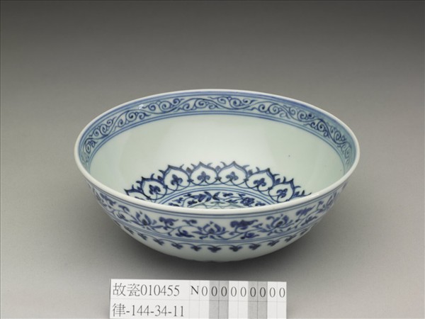 青花幾何花卉紋碗