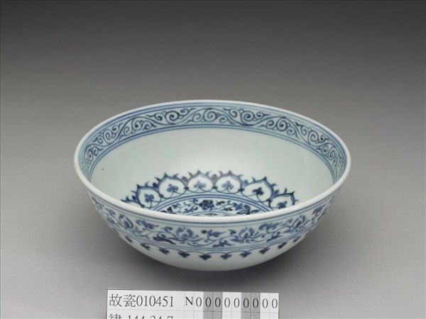 青花幾何花卉紋碗