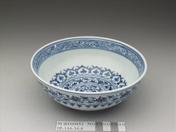 青花幾何花卉紋碗