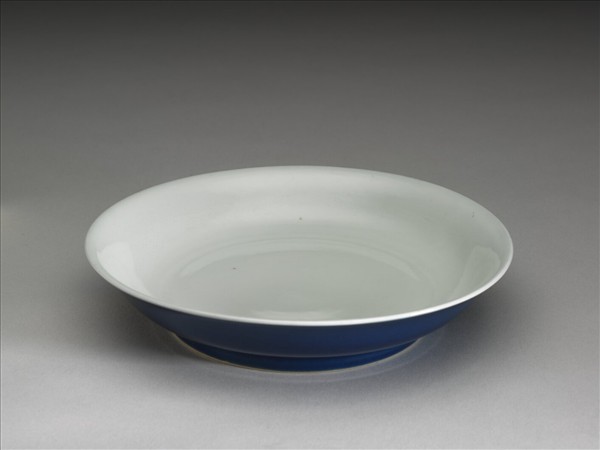 霽青釉白裡龍紋盤