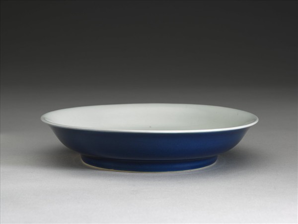 霽青釉白裡龍紋盤