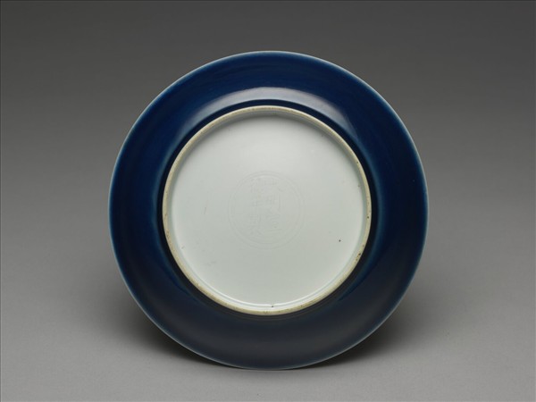 霽青釉白裡龍紋盤