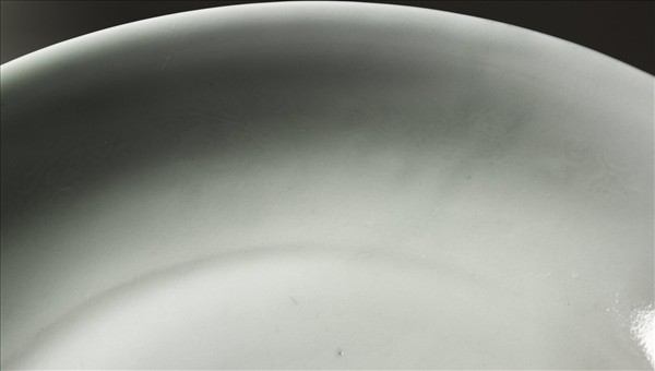 霽青釉白裡龍紋盤