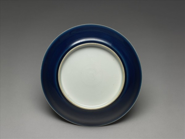 霽青釉白裡龍紋盤