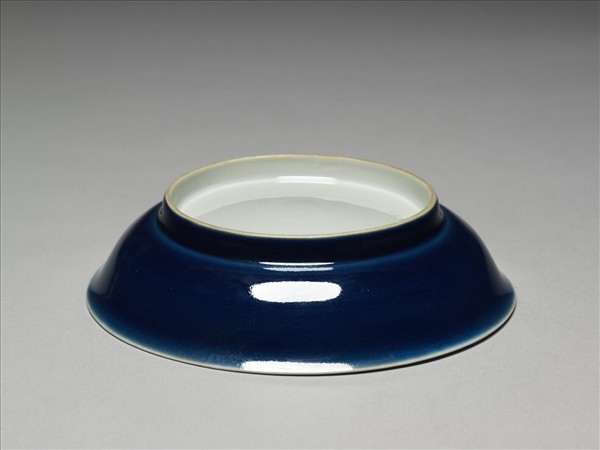 霽青釉白裡龍紋盤