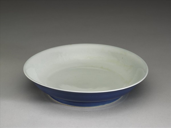 霽青釉白裡龍紋盤