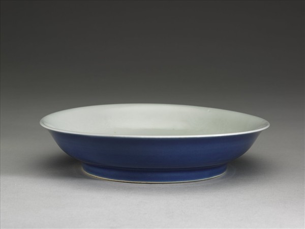 霽青釉白裡龍紋盤