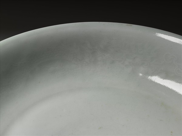 霽青釉白裡龍紋盤