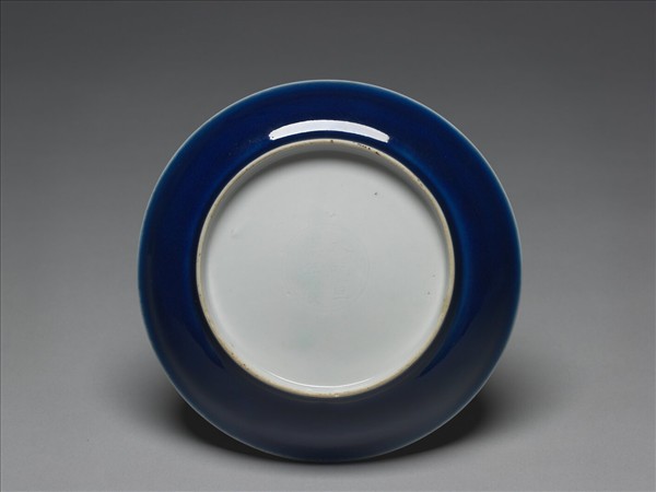 霽青釉白裡龍紋盤