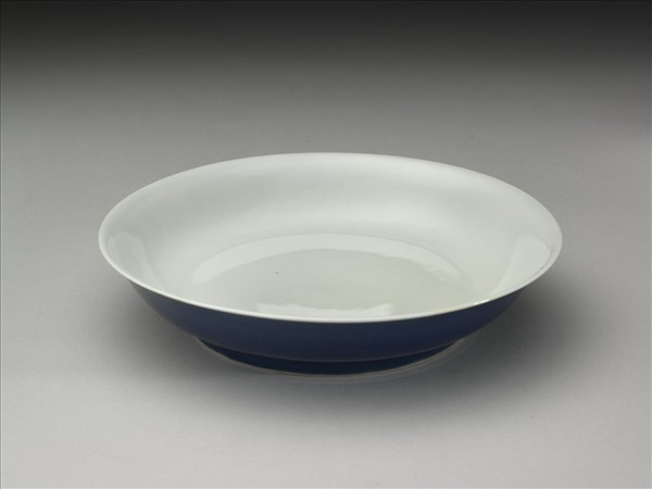 霽青釉白裡龍紋盤