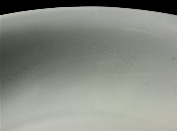 霽青釉白裡龍紋盤