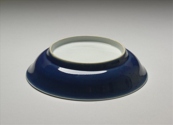 霽青釉白裡龍紋盤