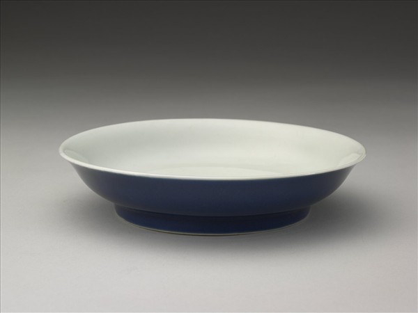 霽青釉白裡龍紋盤