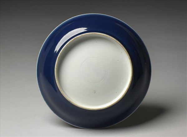 霽青釉白裡龍紋盤