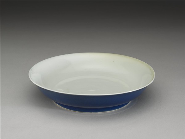 霽青釉白裡龍紋盤