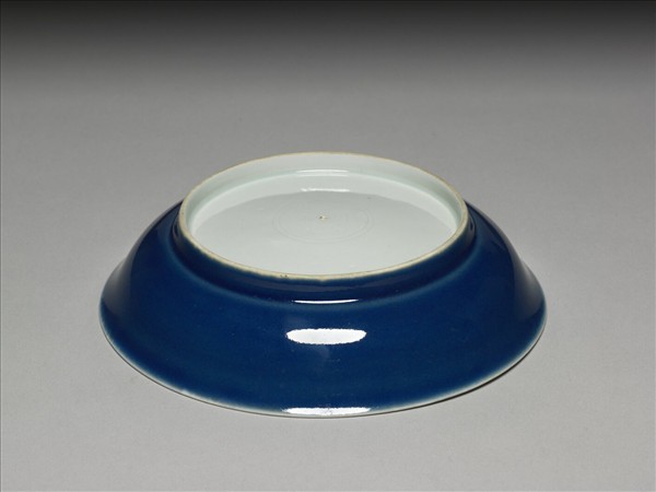 霽青釉白裡龍紋盤