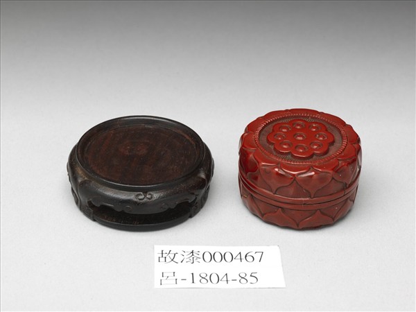 剔紅蓮紋圓盒