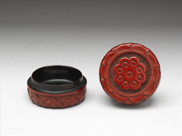 剔紅蓮紋圓盒