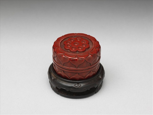 剔紅蓮紋圓盒