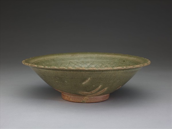 泰國 青瓷刻線花口盤