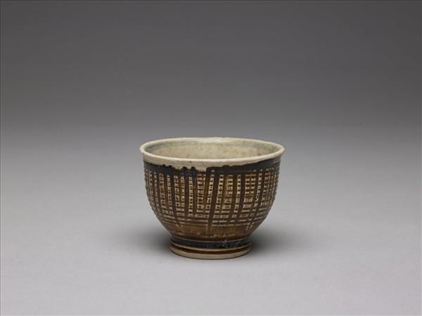 越南 內白釉外褐釉刻線紋小杯