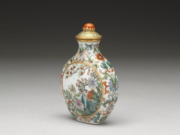 瓷胎粉彩玉堂富貴鼻煙壺