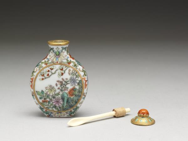 瓷胎粉彩玉堂富貴鼻煙壺