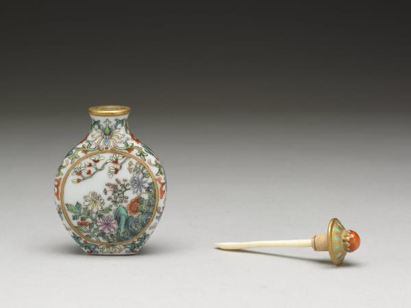 瓷胎粉彩玉堂富貴鼻煙壺