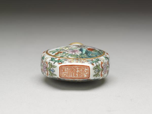 瓷胎粉彩玉堂富貴鼻煙壺