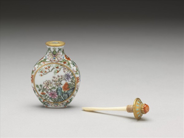 瓷胎粉彩玉堂富貴鼻煙壺