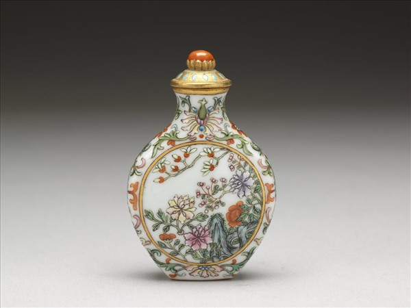 瓷胎粉彩玉堂富貴鼻煙壺