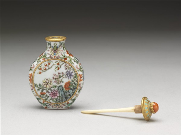 瓷胎粉彩玉堂富貴鼻煙壺