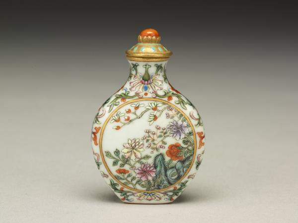 瓷胎粉彩玉堂富貴鼻煙壺- 故宮