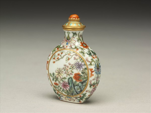 瓷胎粉彩玉堂富貴鼻煙壺